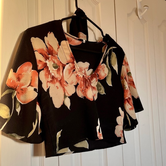 BLACK FLORAL FLOWY CROP TOP XS - Picture 2 of 2
